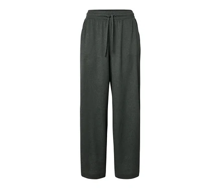 Grüne Schlupfhose in Crinkle-Optik.