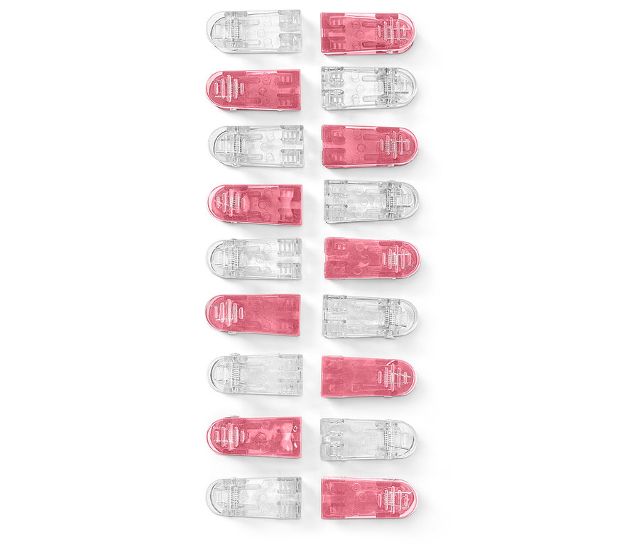 Nahaufnahme von 20 Stoffklammern, abwechselnd rosa und transparent.