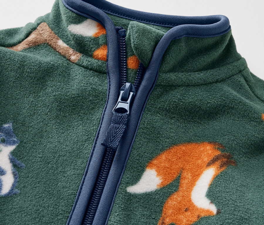 Detail einer Kinder-Fleecejacke mit Waldtier-Motiv.