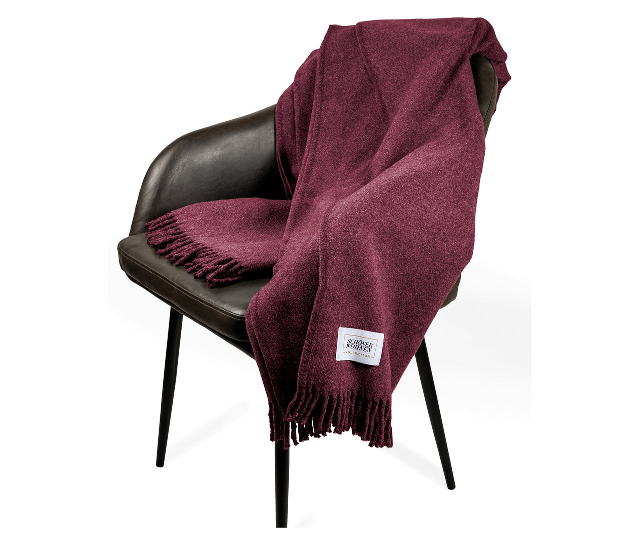 Weinrote Decke mit Fransen über einen braunen Stuhl geworfen.