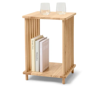 Zwei Glasbecher stehen auf einem Holztisch. Darunter liegen drei Bücher.