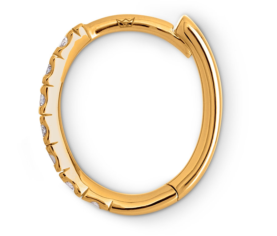 Goldener Creolen-Ohrring mit Diamanten auf weißem Hintergrund.