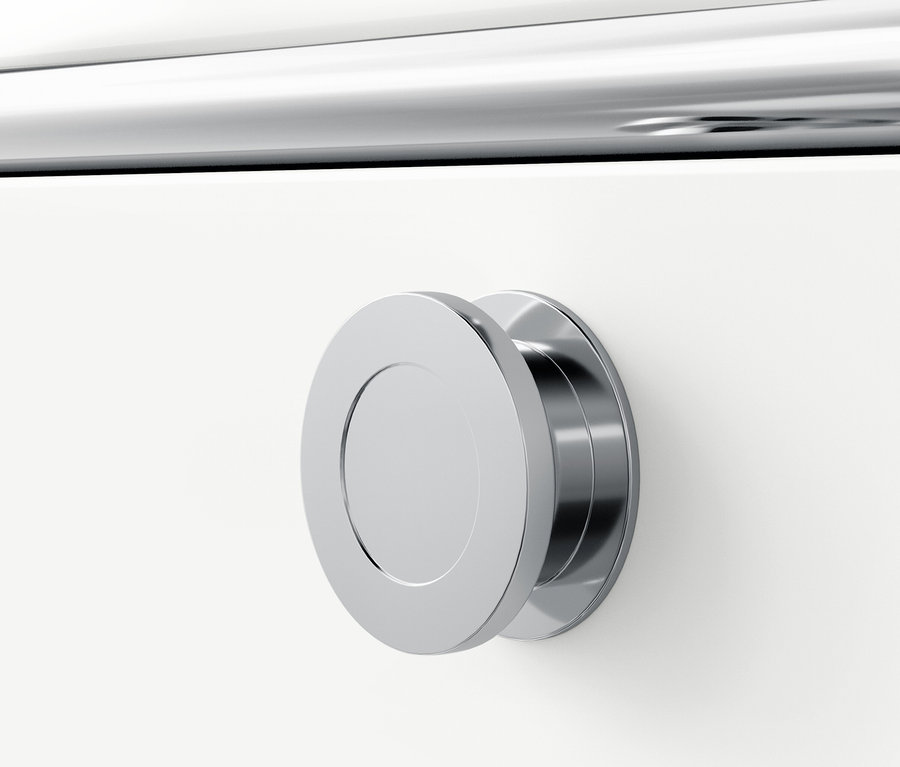 Detail eines Chromgriffs an weißen Möbeln.