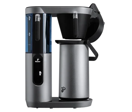 Eine silberfarbene Tchibo-Filterkaffeemaschine mit einem blauen Wassertank.