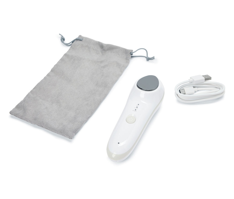 Ein 4-in-1-Vibrations-Gesichtsmassagegerät, ein grauer Beutel und ein USB-Kabel liegen auf weißem Grund.