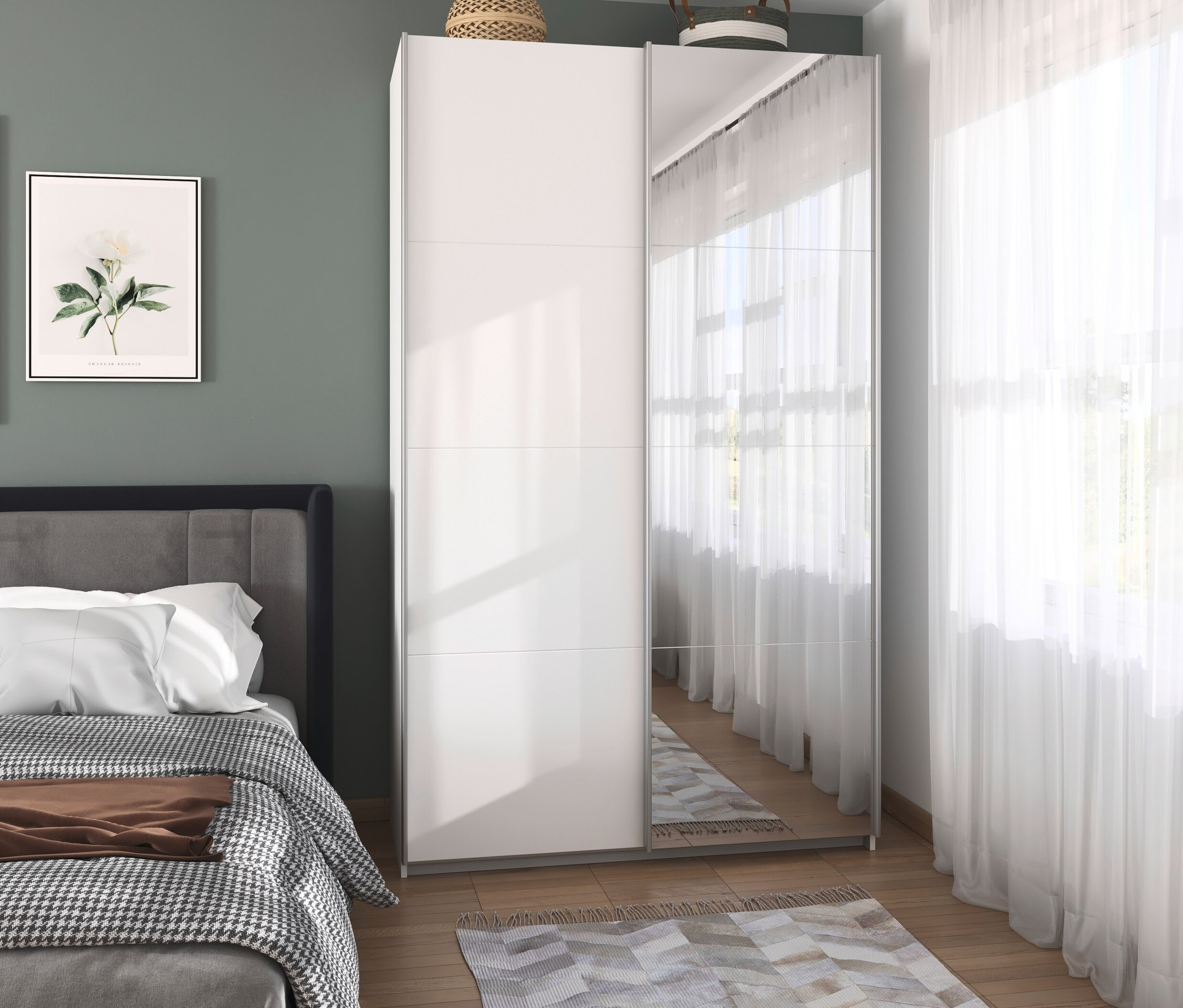 Schlafzimmer mit weißem Schwebetürenschrank »Quadra« mit Spiegel, Bett und Fenstergardinen.