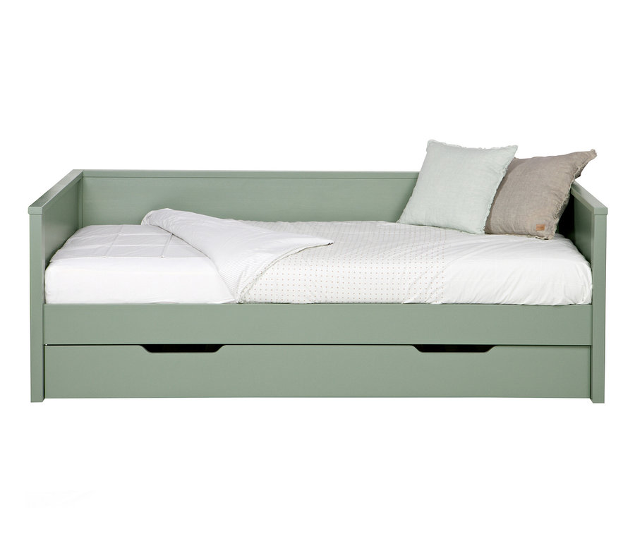 Grünes Bett mit Schublade Woood Nikki und zwei Kissen.