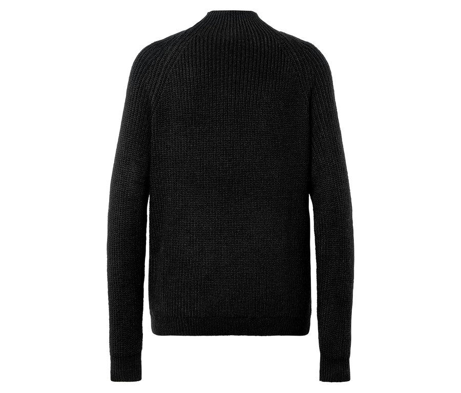 Detailansicht der Rückseite eines schwarzen Pullovers mit Rippstrickmuster.