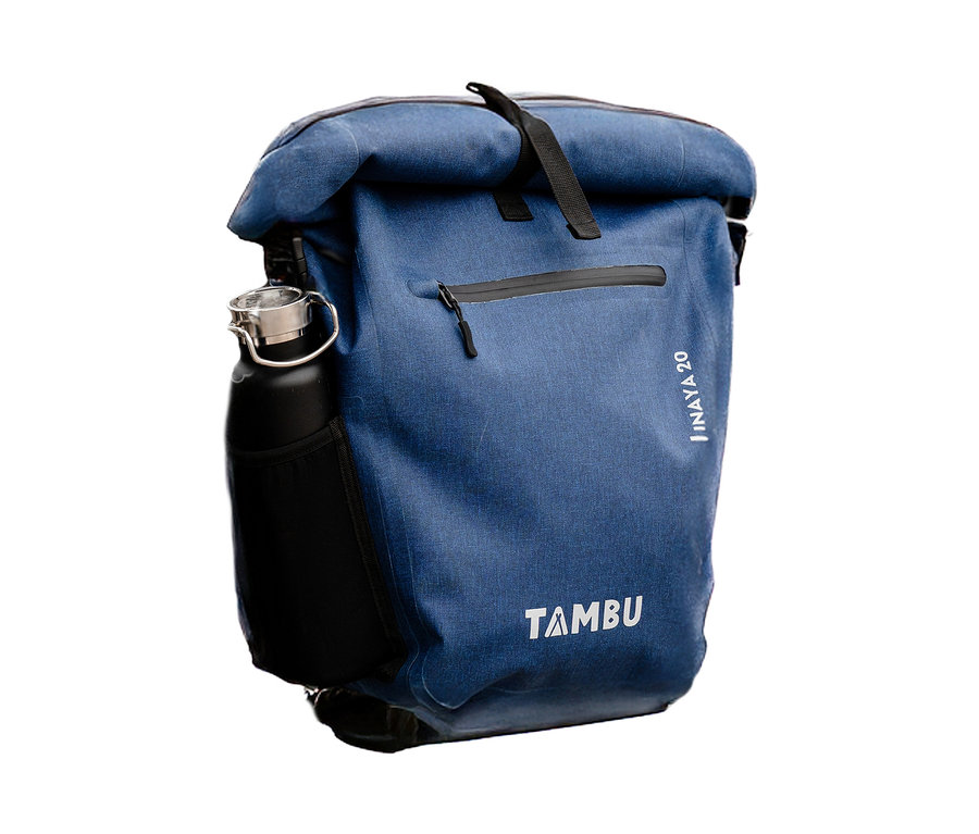 Eine blaue Tambu Fahrradtasche INAYA mit einer schwarzen Flaschentasche.