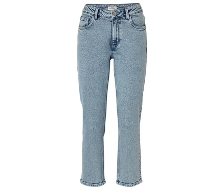 Hellblaue Mom-Jeanshose, isoliert auf weißem Hintergrund.