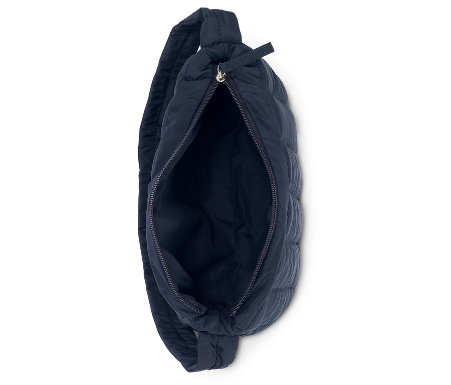 Nahaufnahme einer offenen, marineblauen, gesteppten Umhängetasche vor einem weißen Hintergrund.