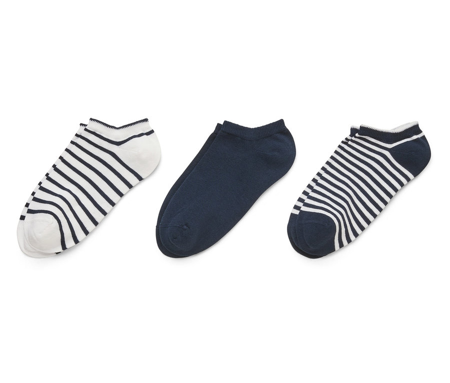 Drei Socken liegen auf einem weißen Hintergrund, einmal gestreift, einmal blau.