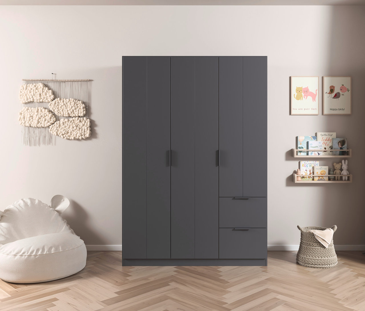 Grauer Kleiderschrank steht in einem Kinderzimmer mit Wandbehang, Regalen, Bildern, Sitzsack und Korb.