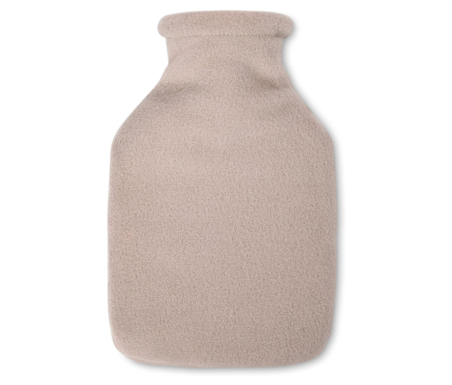 Eine beige Wärmflasche auf einem weißen Hintergrund.