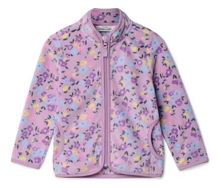 Eine lila Fleecejacke mit durchgehendem Blumenmuster liegt flach. Die Jacke hat einen durchgehenden Reißverschluss und zwei Taschen.
