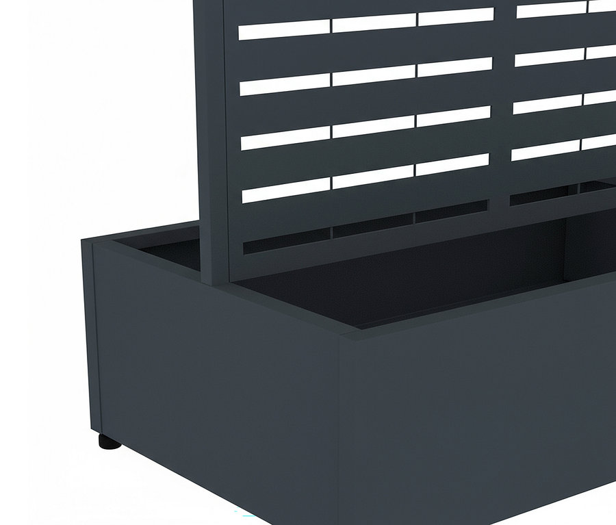 Nahaufnahme eines grauen Pflanzgefäßes mit einem Gittereinsatz.