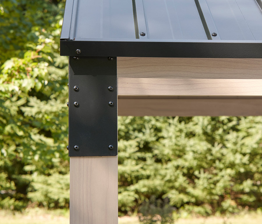 Detailansicht einer Metall-Holz-Konstruktion mit Schrauben vor Bäumen.