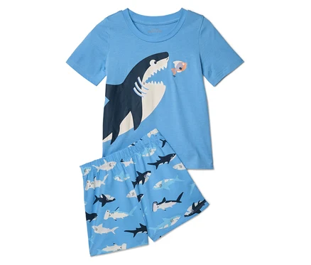 Hellblaues Pyjama-Set mit Hai-Motiv, bestehend aus einem T-Shirt und Shorts.