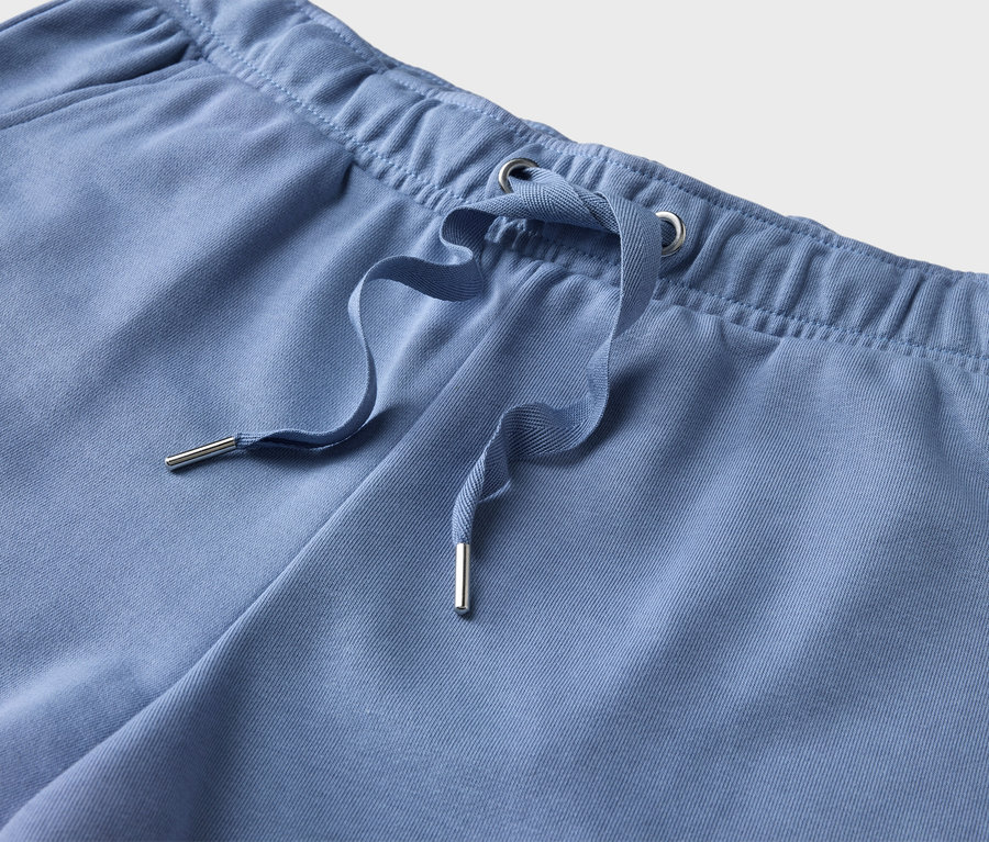 Nahaufnahme einer hellblauen Jogginghose mit Kordelzug.