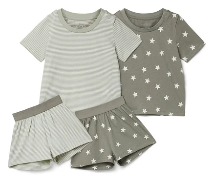 Zwei Pyjama-Sets liegen auf einem weißen Hintergrund. Ein Set ist gestreift, das andere mit weißen Sternen auf olivgrünem Stoff.