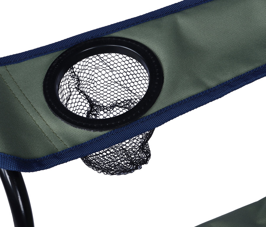 Nahaufnahme einer Armlehne eines Campingstuhls mit Getränkehalter.