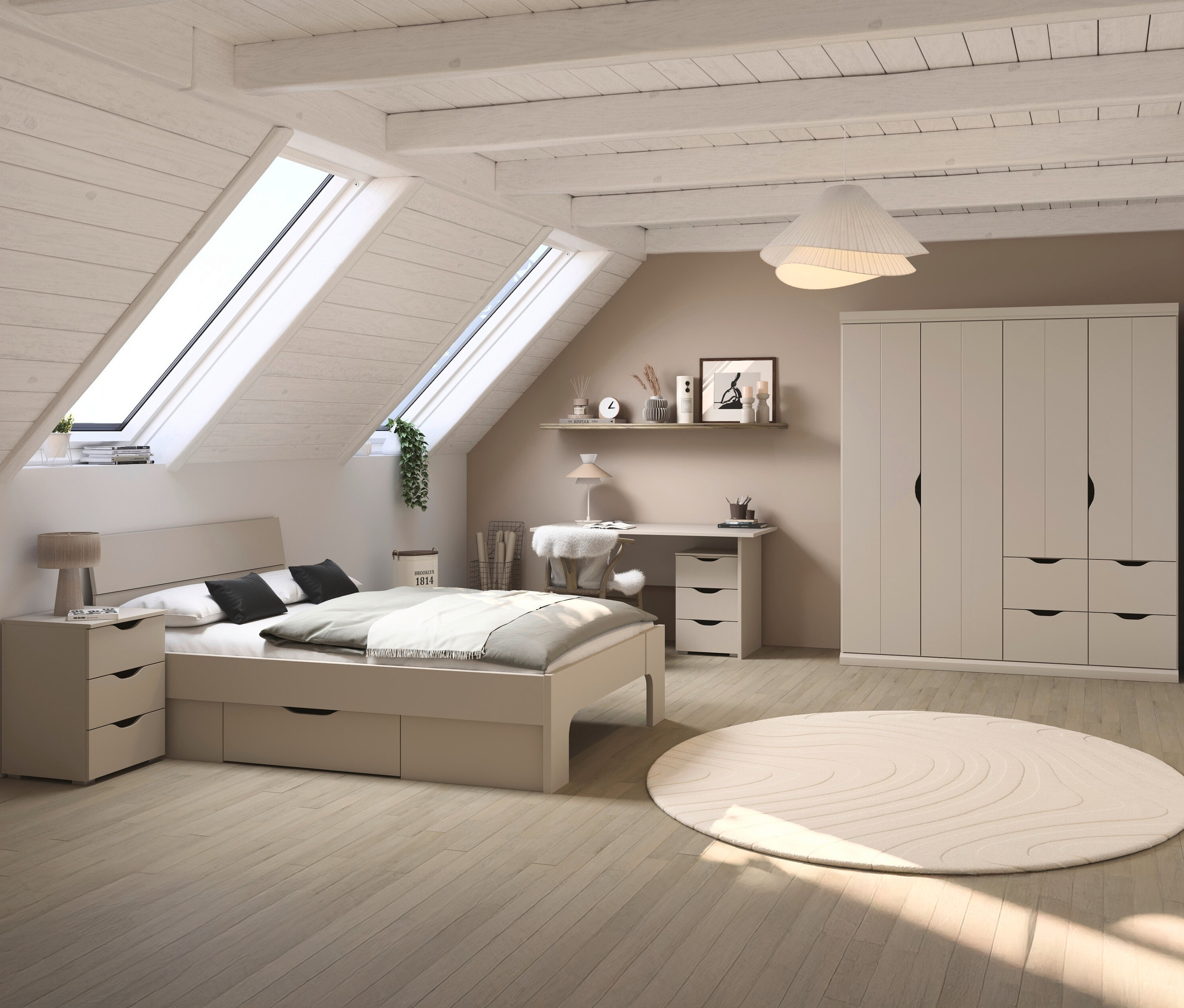 Ein beigefarbenes Schlafzimmer mit einem »Frieda« Set von Rauch, inklusive Bett, Nachttisch, 4-türigem Kleiderschrank und Schreibtisch.