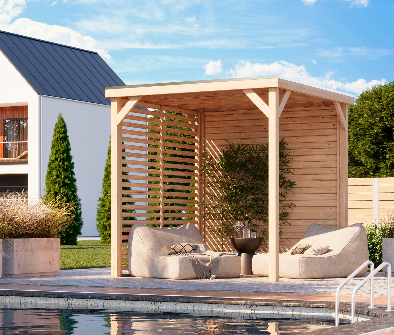 Hölzerner Pavillon mit zwei Sitzsäcken, einem Tisch und einer Pflanze neben einem Pool.