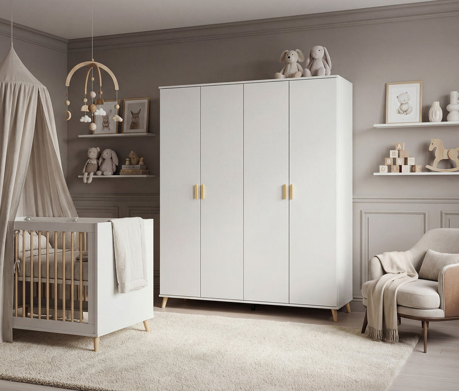 Kinderzimmer mit weißem Gitterbett unter Baldachin, weißem Schrank, Sessel und Regalen mit Deko.