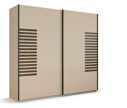 Beiger Kleiderschrank mit Schiebetüren und horizontalen Holzstreifen an den Seiten.