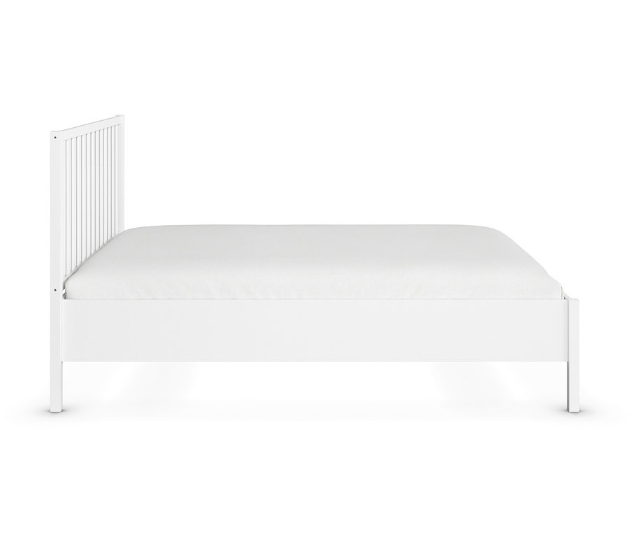 Weißes Bettgestell mit Lattenrost und geradlinigem Design vor weißem Hintergrund.