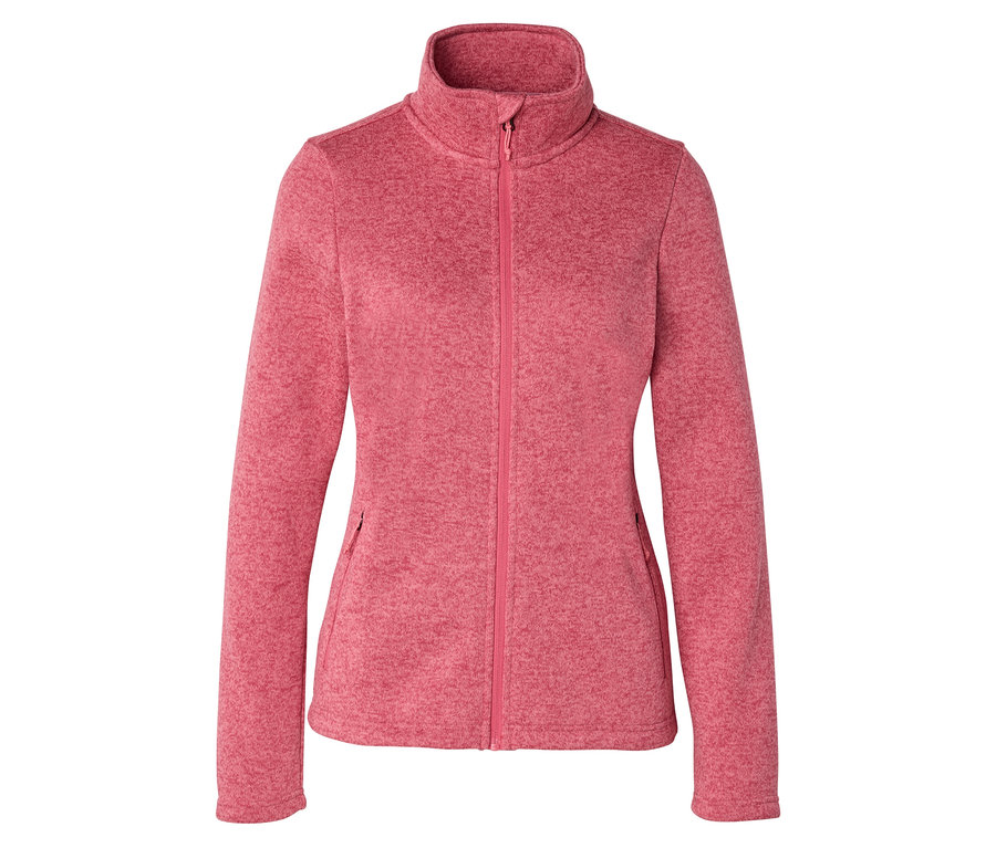 Eine rote Fleecejacke mit durchgehendem Reißverschluss und Stehkragen ist vor einem weißen Hintergrund zu sehen.