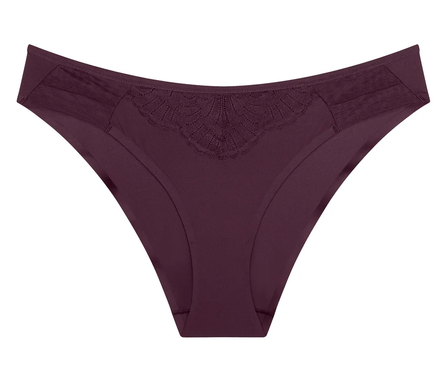 Burgundfarbene Damen-Slips mit einem muschelförmigen, spitzenähnlichen Muster vorne und transparenten, strukturierten Einsätzen an den Seiten des Bundes.