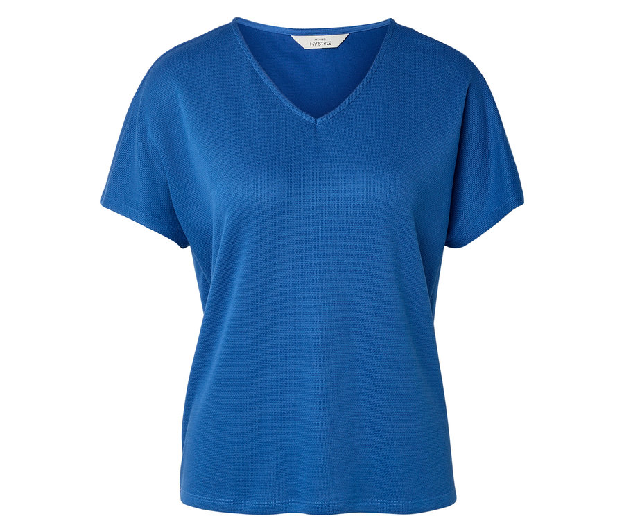 Blaues T-Shirt mit V-Ausschnitt.