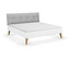 Weißes Rauch Bett »Skandi« 180 x 200 cm mit hellgrauem Kopfteil und hellbraunen Füßen.
