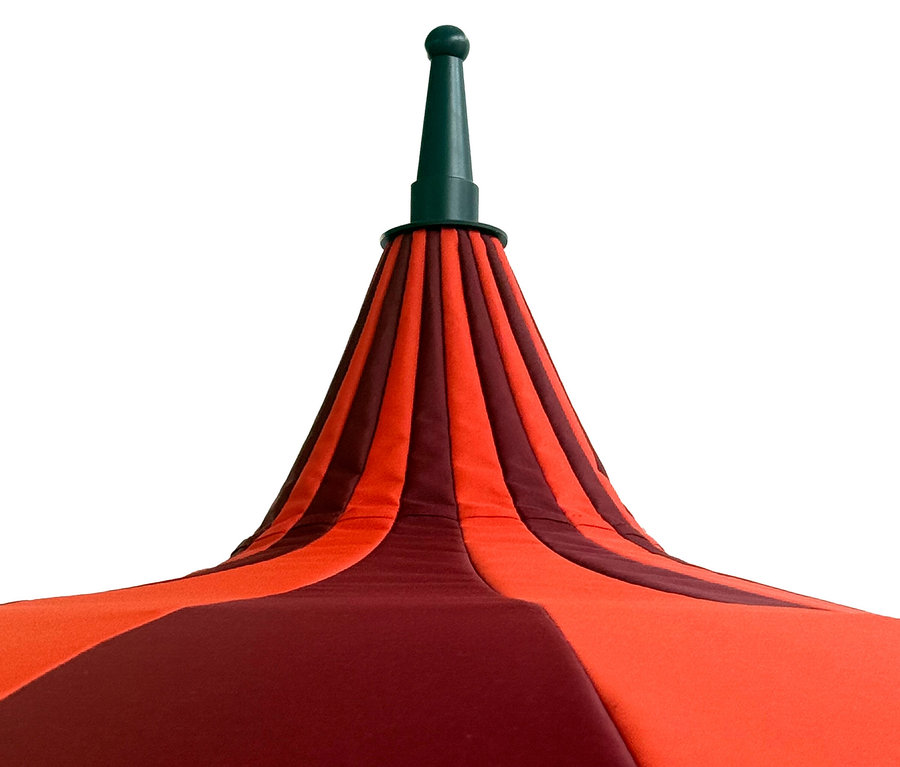 Nahaufnahme des oberen Teils eines Leco Sonnenschirms, Ø 240 cm, mit orangefarbenen und weinroten Streifen.