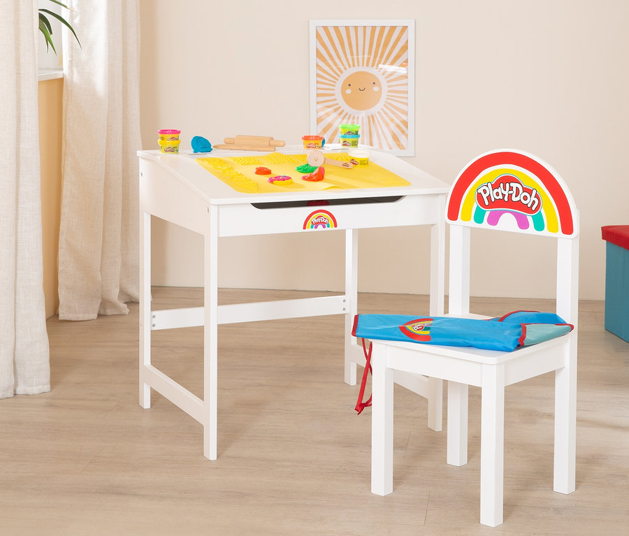 Ein weißer Kinderschreibtisch mit gelber Arbeitsfläche und Play-Doh-Knete, dazu ein passender Stuhl mit Play-Doh-Logo.