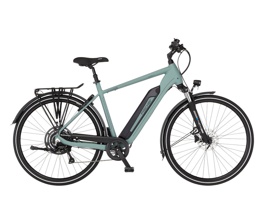 FISCHER Trekking E-Bike VIATOR 2.1 ACTIVE mit Diamant-Rahmen in Hellgrün steht seitlich. Gepäckträger ist montiert.