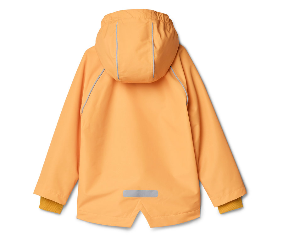 Rückansicht einer orangefarbenen Regenjacke mit Kapuze und gelben Ärmelbündchen vor einem weißen Hintergrund.