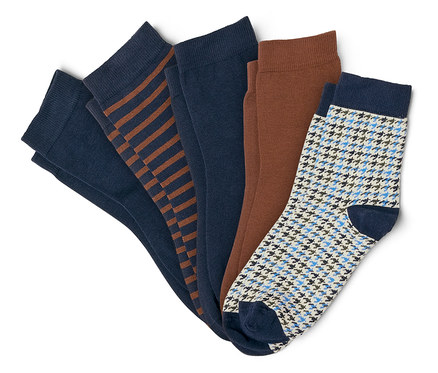 Fünf Paar Socken, darunter zwei einfarbige marineblaue, eine marineblaue mit braunen Streifen, eine einfarbige braune und eine weiße mit blauem Hahnentrittmuster.