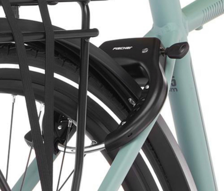 Nahaufnahme vom Hinterrad eines mintgrünen FISCHER Trekking E-Bike VIATOR 2.1 ACTIVE mit Diamant-Rahmen und Gepäckträger.
