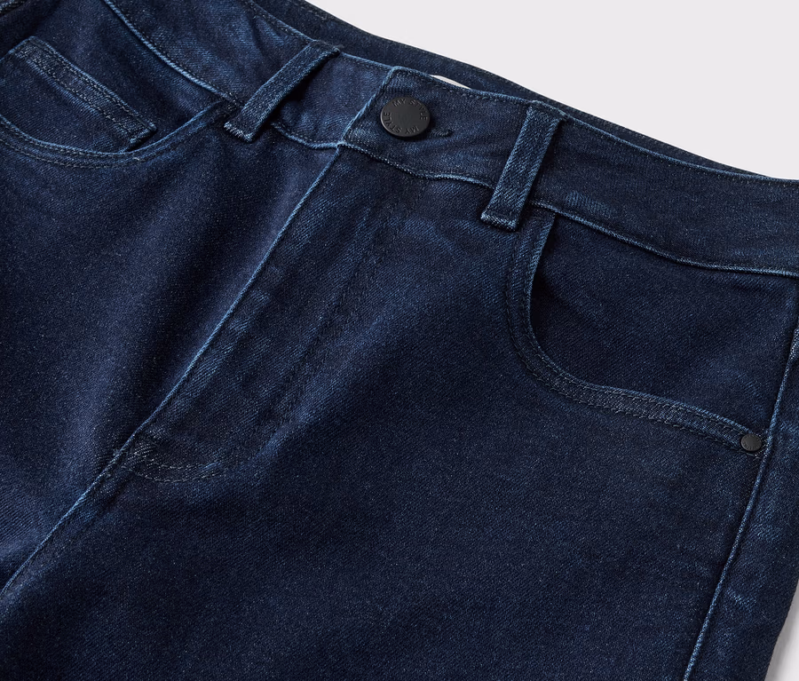 Nahaufnahme einer dunkelblauen Jeans mit Knopfverschluss und Taschen.