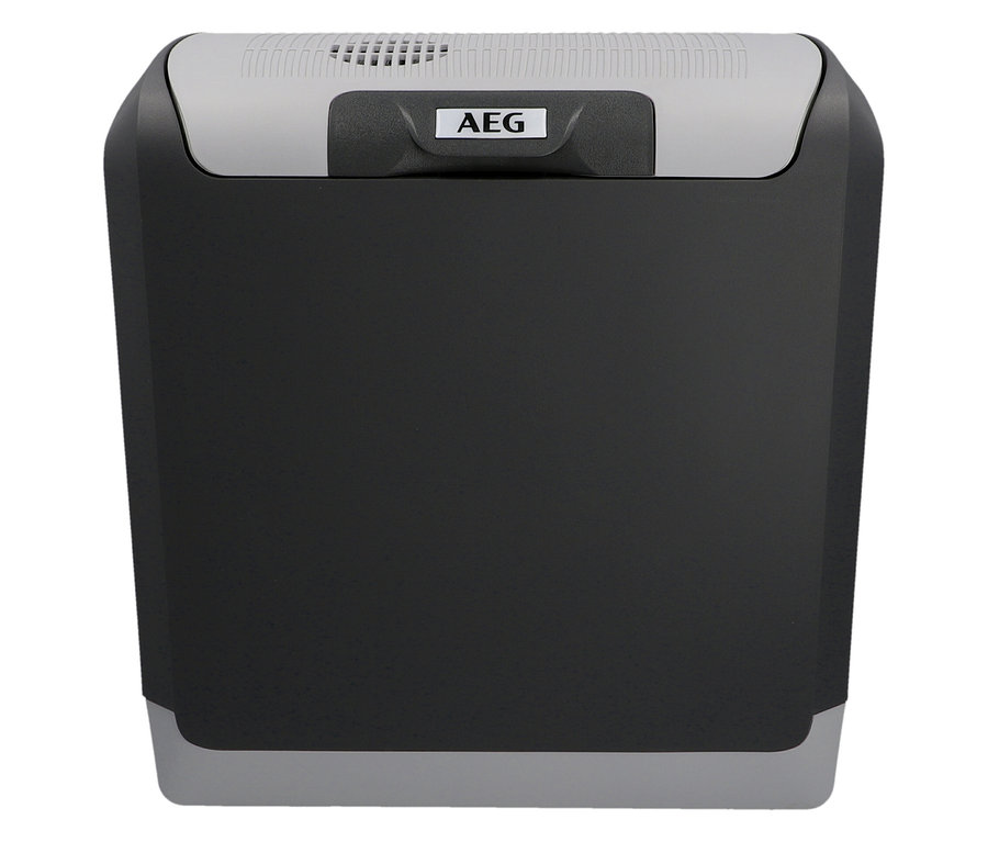 Dunkelgraue und hellgraue AEG Kühlbox »KK 20« mit AEG Logo auf der Vorderseite.