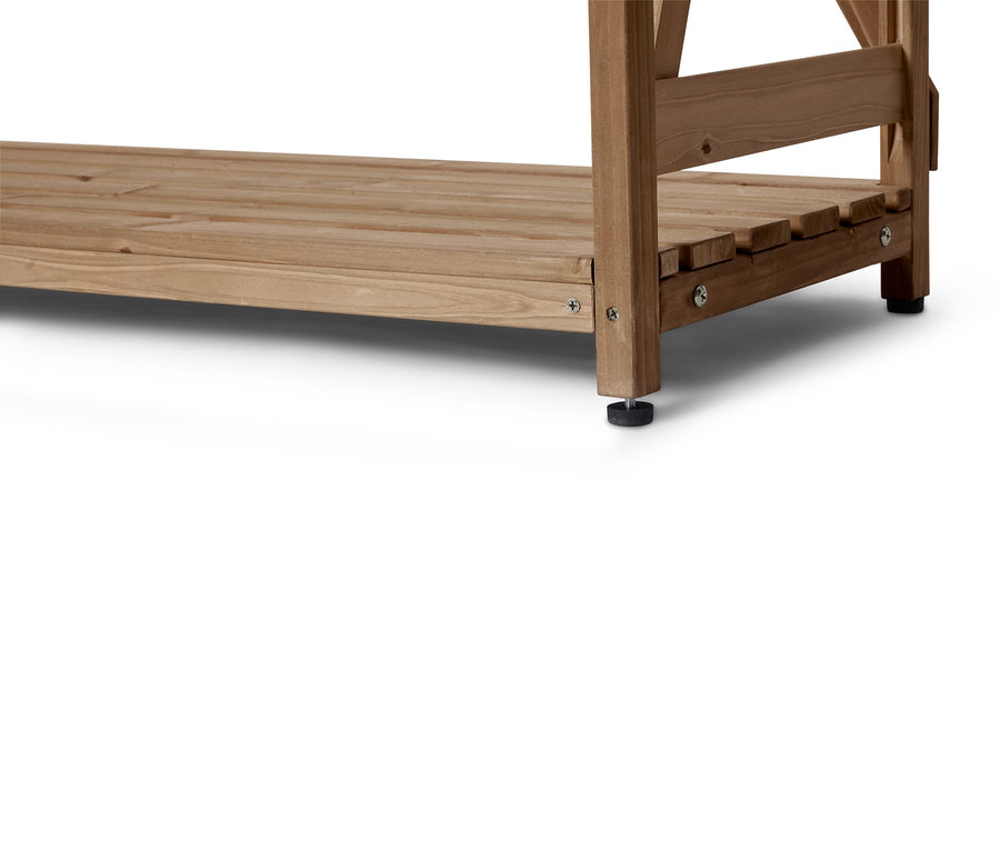 Nahaufnahme eines Holzregals mit Füßen auf weißem Grund.