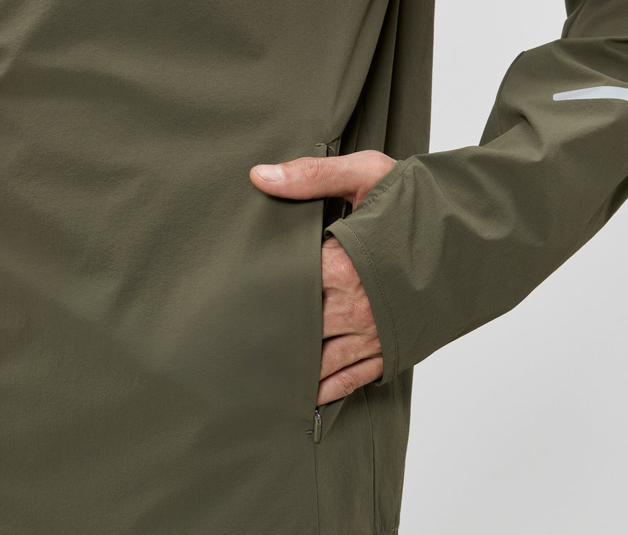 Mann steckt Hand in Jackentasche.