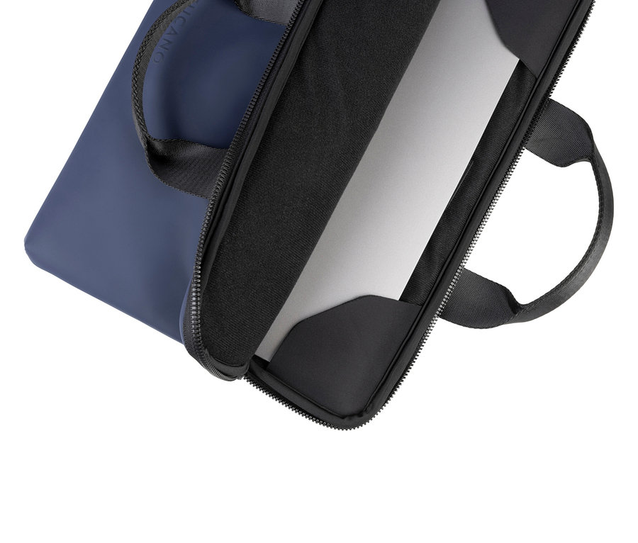 Eine geöffnete marineblaue Laptoptasche mit einem Laptop darin, vor einem weißen Hintergrund.