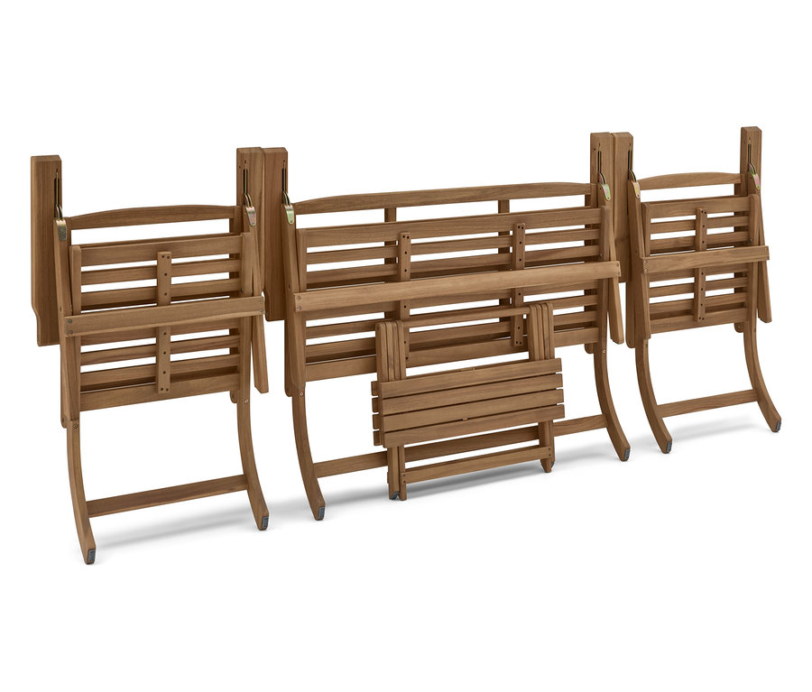 Drei zusammengeklappte Holzbänke stehen nebeneinander vor einem weißen Hintergrund.