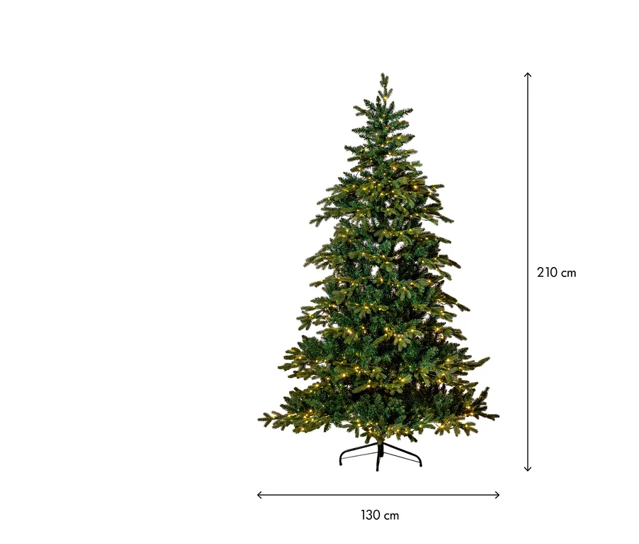 Künstlicher Weihnachtsbaum, grün, mit warmweißen Lichtern, auf schwarzem Metallständer, 210 cm hoch und 130 cm breit.