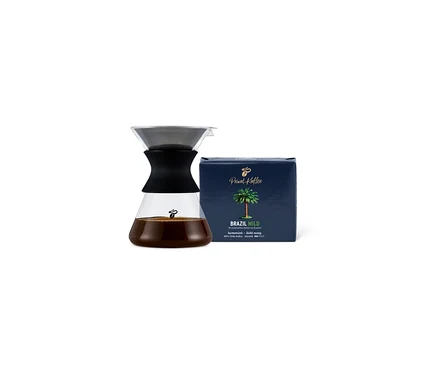 Kaffeebereiter aus Glas mit Filter und eine Packung Privat Kaffee Brazil Mild.