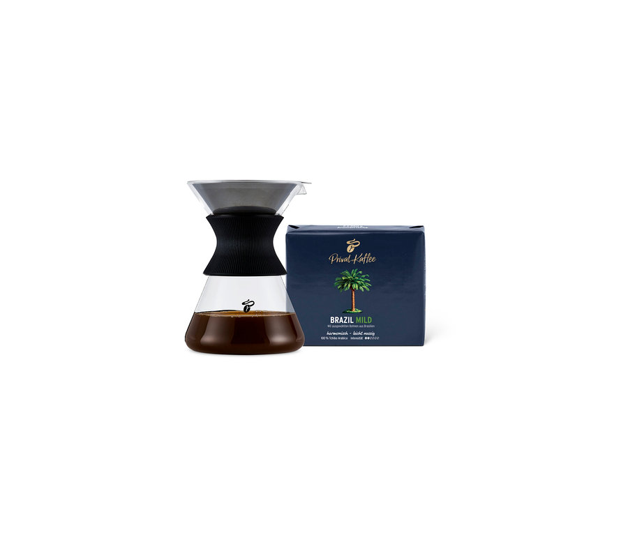 Kaffeebereiter aus Glas mit Filter und eine Packung Privat Kaffee Brazil Mild.