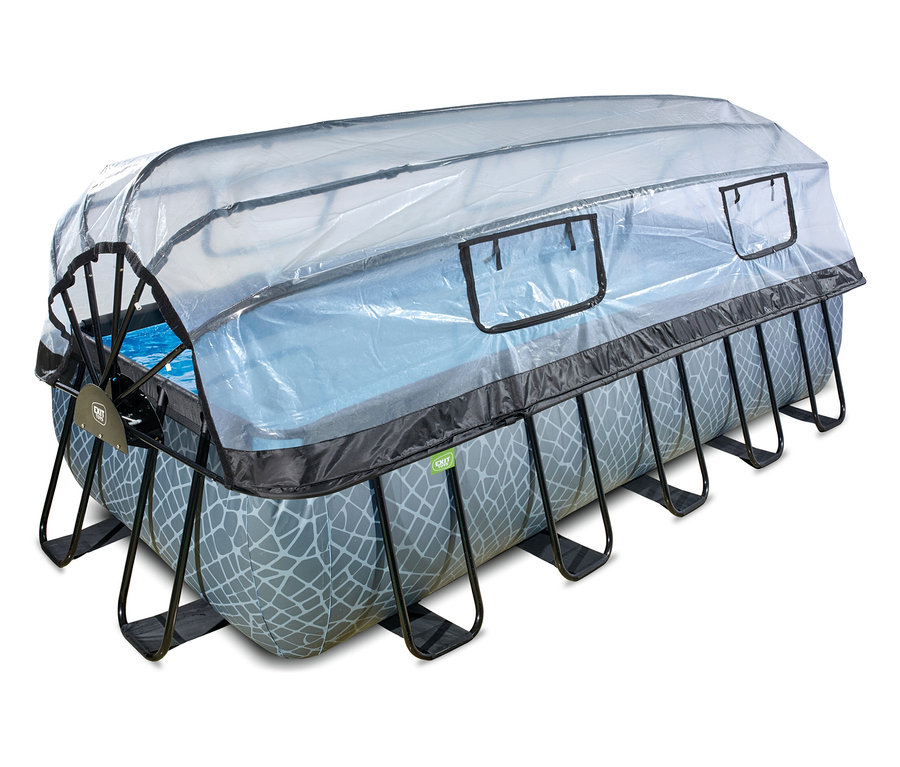 Ein rechteckiges EXIT Pool-Set in Steinoptik mit einer transparenten, aufrollbaren Abdeckung. Der 540 x 250 cm große Pool ist mit blauem Wasser gefüllt und wird von einem schwarzen Metallrahmen gestützt.